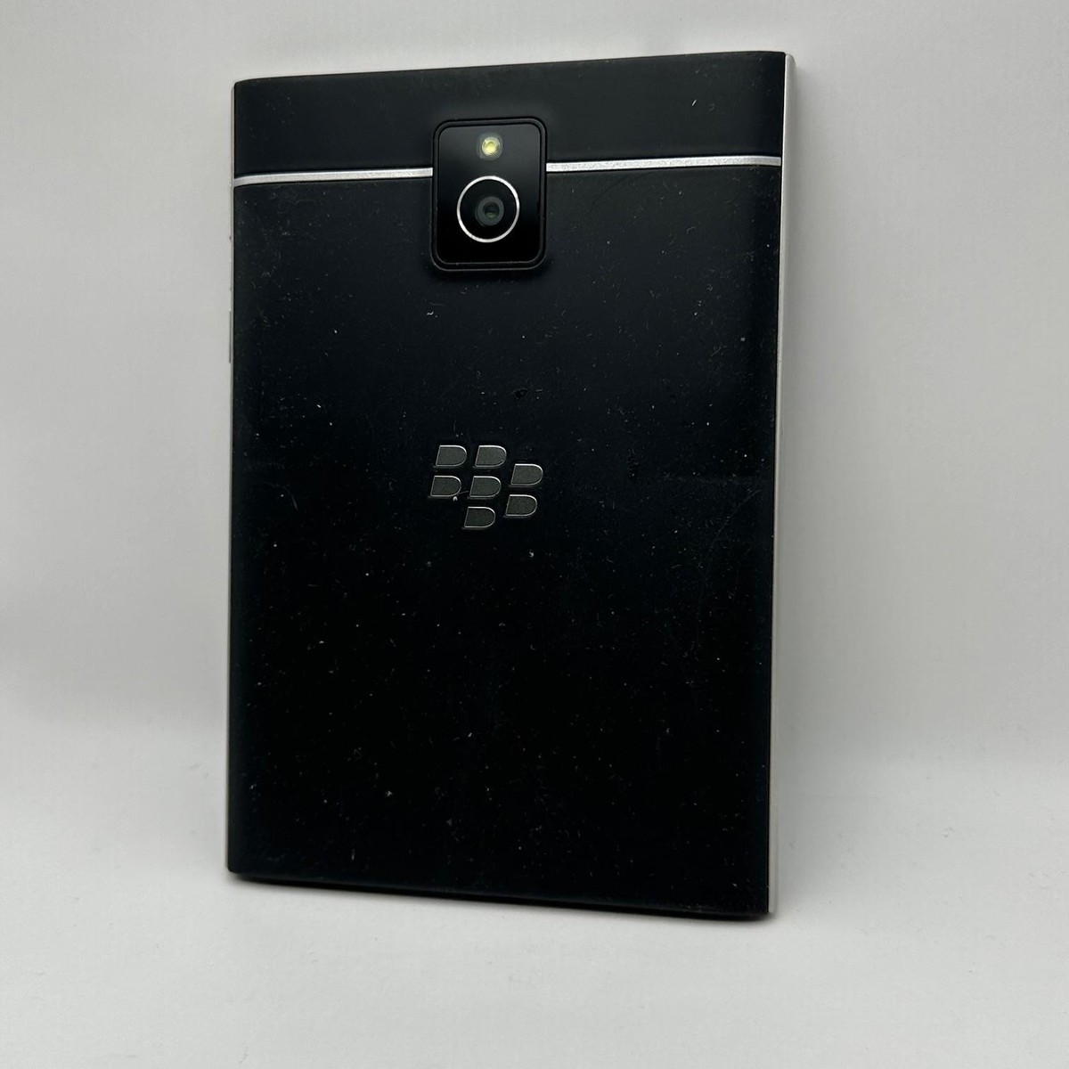 【ラスト1】SIMフリー BlackBerry Passport 黒　ブラック BlackBerry Passport - Black Unlocked 4G Smartphone - Excellent