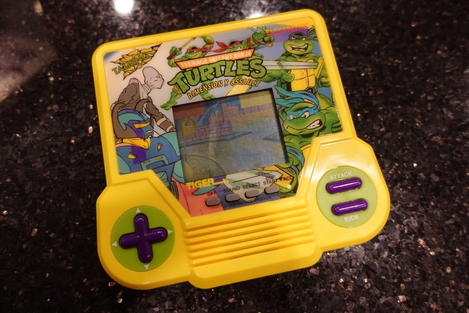 Vintage Tiger TEENAGE MUTANT Assault Handheld Electronic Tabletop Video game  D5