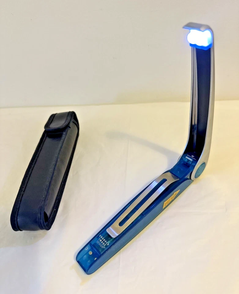 Sharper Image Booklight SI289 Clip On Battery Powered Blue and Silver With Case Foto 2 de 4