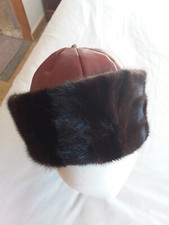 Toque en fourrure de vison avec calotte en cuir bordeaux. T55/5