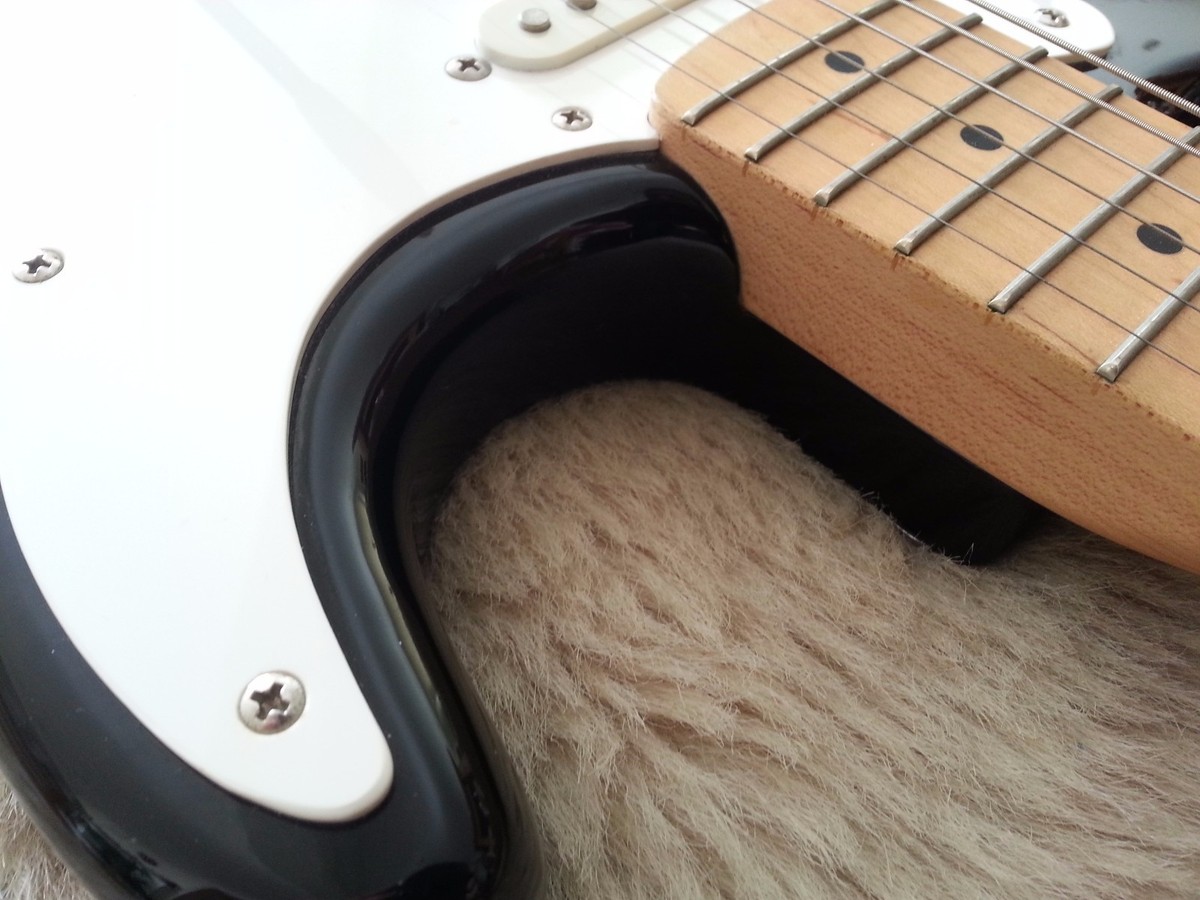 1994/95 KOREAN CORT BUILT FENDER SQUIER STRATOCASTER DELUXE