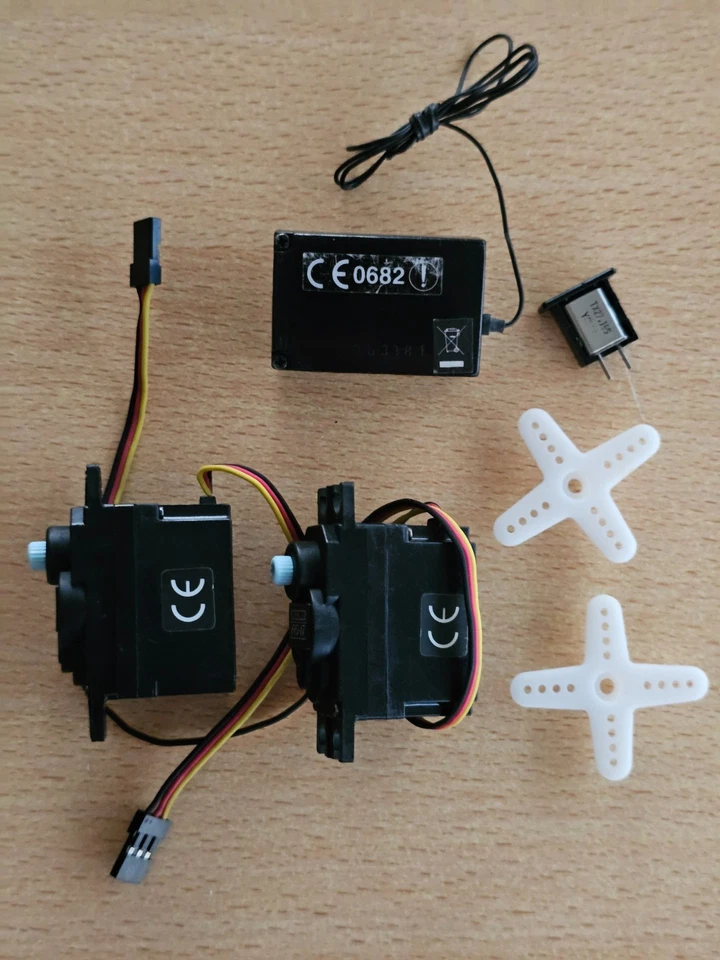 2x Acoms AS-17 Servos & AR-2 27MHz Receiver & Xtals set - Image 2 of 3