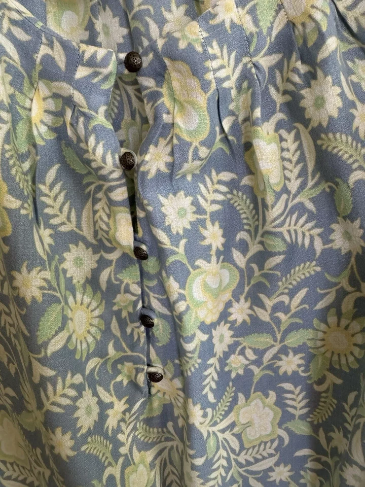 Blusa manga larga Lucky Brand talla M con botones de acento Foto 2 de 4