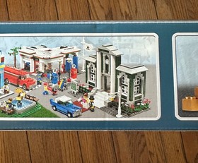 Lego 10184 TOWN PLAN Movie Theatre Gas Station GOLD BRICK *Creases* *RETIRED*