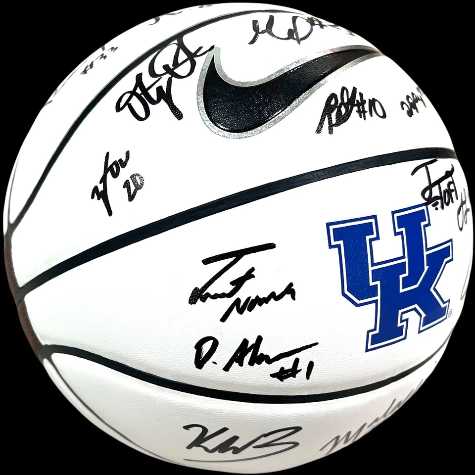 Baloncesto Nike firmado por el equipo Kentucky Wildcats 2025-26 Oteca Oweh Collin Chandler Foto 3 de 4
