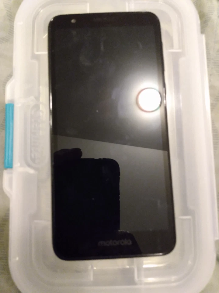 Motorola Moto e6 smartphone 32 GB (unlocked) - Image 2 of 4