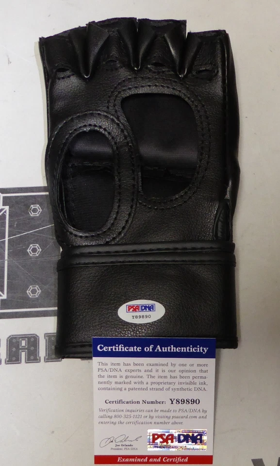 Guante firmado por Yushin Okami UFC certificado de autenticidad PSA/DNA 155 134 122 104 92 82 77 72 Foto 2 de 4