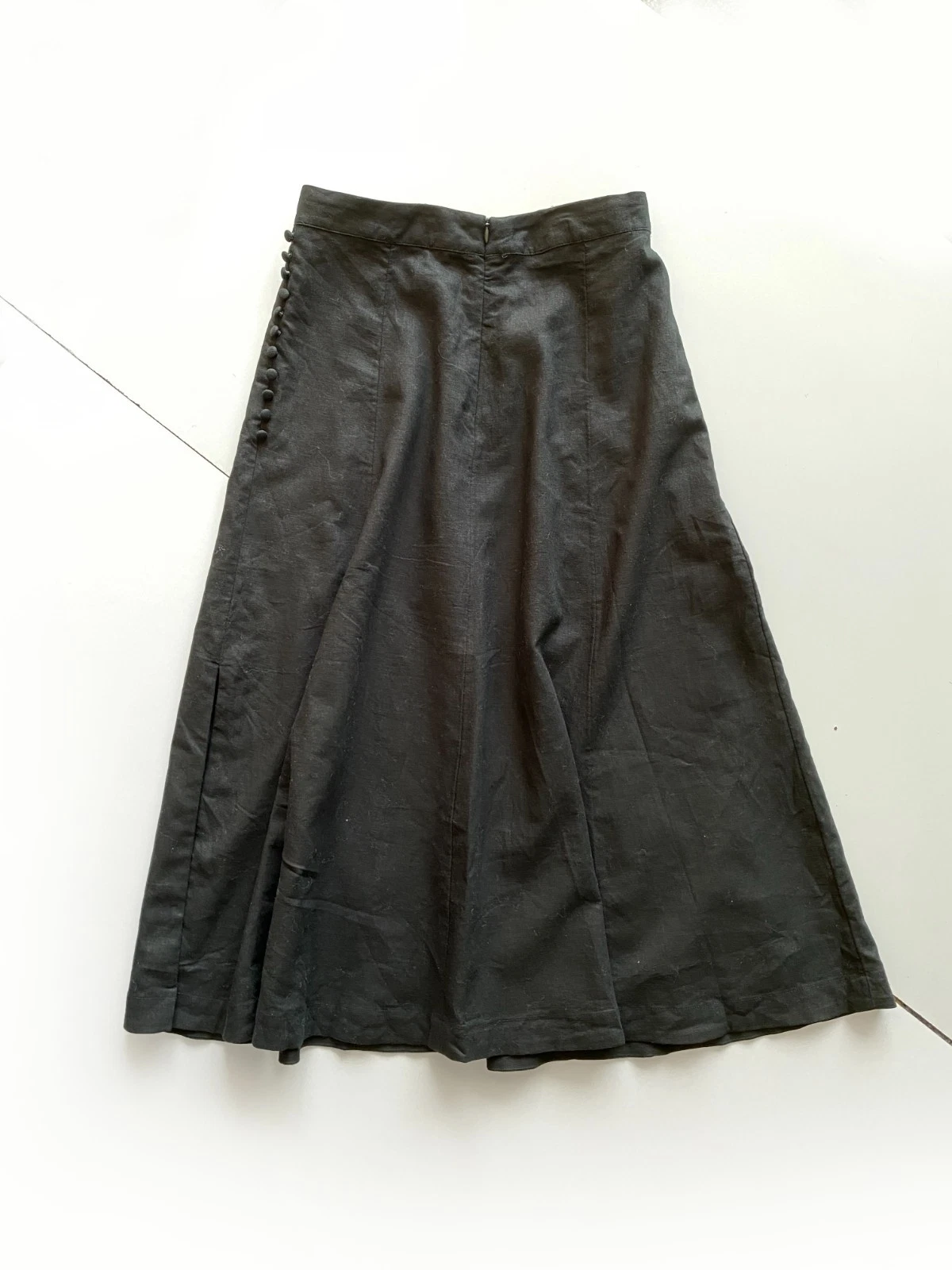 Banana Republic Black Linen Blend Midi Skirt Button Detail Women’s 4 NWT ($100)
Opens in a new windo