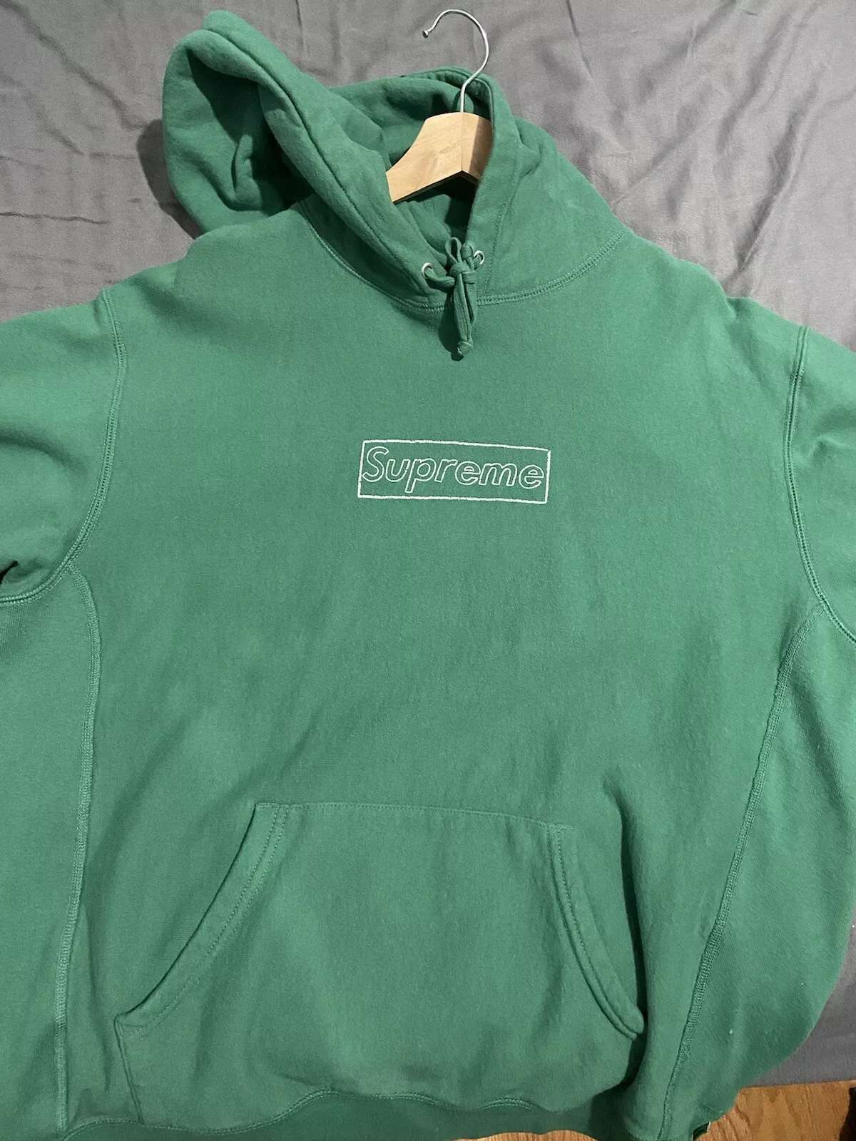 Sweat à capuche logo boîte à craie Supreme KAWS taille large