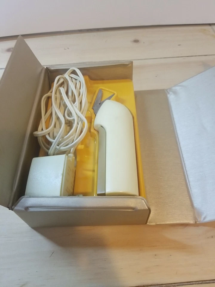Vintage Singer Electric Scissors in Original Box with , Balance Base. - Image 2 of 4