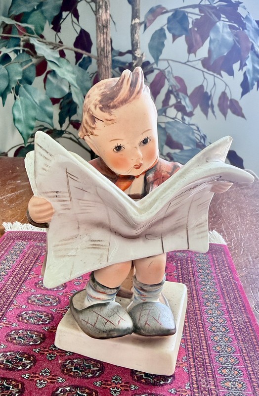 Hummel 184 “Latest News” Boy Sitting On Heart Box Reading Newspaper - 5” Tall