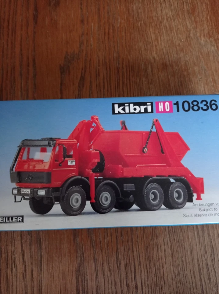 Modellbausatz 1:87, MB Absetzkipper, 4a, m. Kran u. Mulde, rot