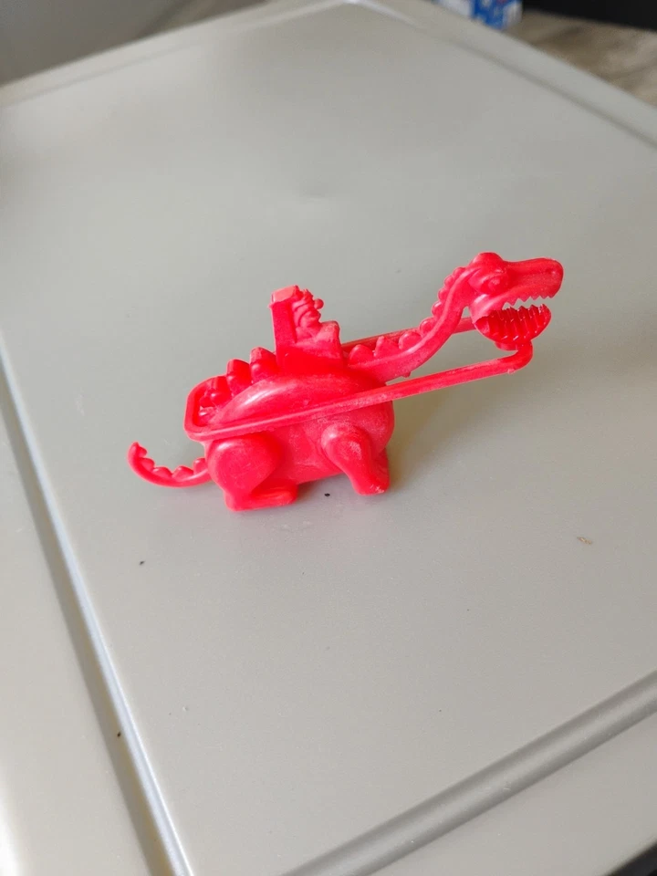 Juguete de cereal posterior de la década de 1970 con Fred Picapiedra en trituradora de roca roja sin roturas Foto 3 de 4