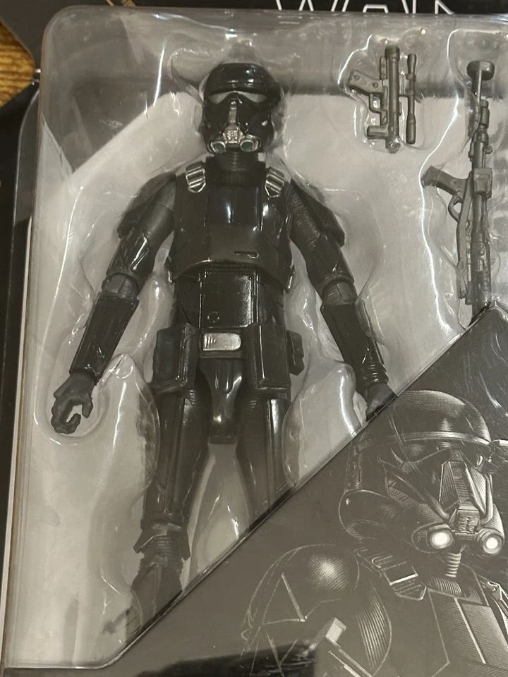 Figura de acción Hasbro Star Wars The Black Series Archive Imperial Death Trooper Foto 3 de 4