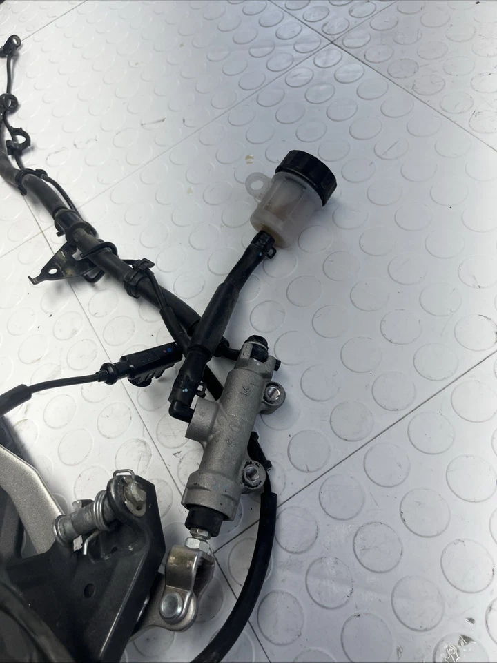 Reposapiés derecho Kawasaki Z650/Ninja 650 2017-2022 estriberas soporte pedal OEM Foto 3 de 4