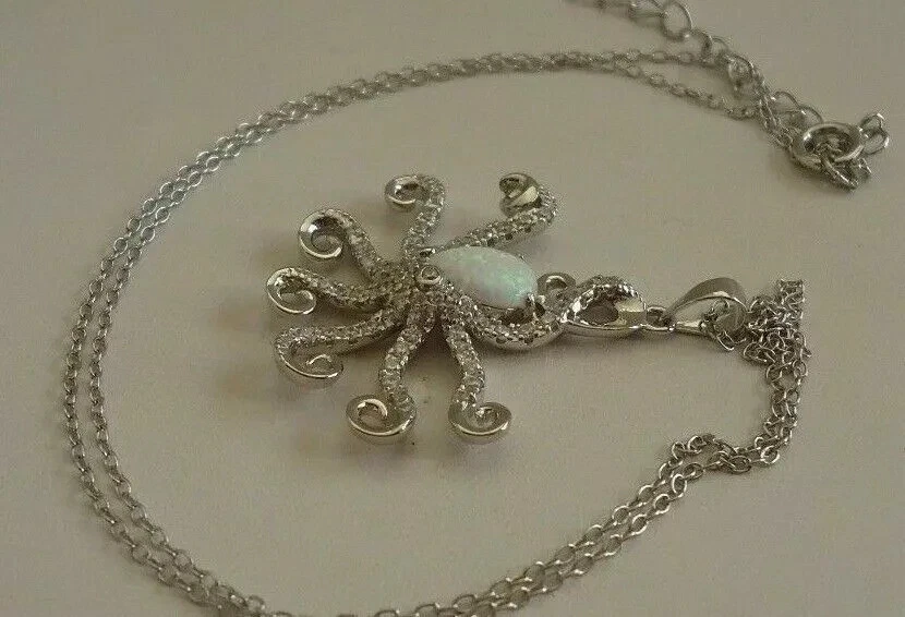 Cadena colgante pulpo ópalo de fuego simulado corte pera de 1,95 quilates chapada en oro blanco de 14 quilates Foto 4 de 4