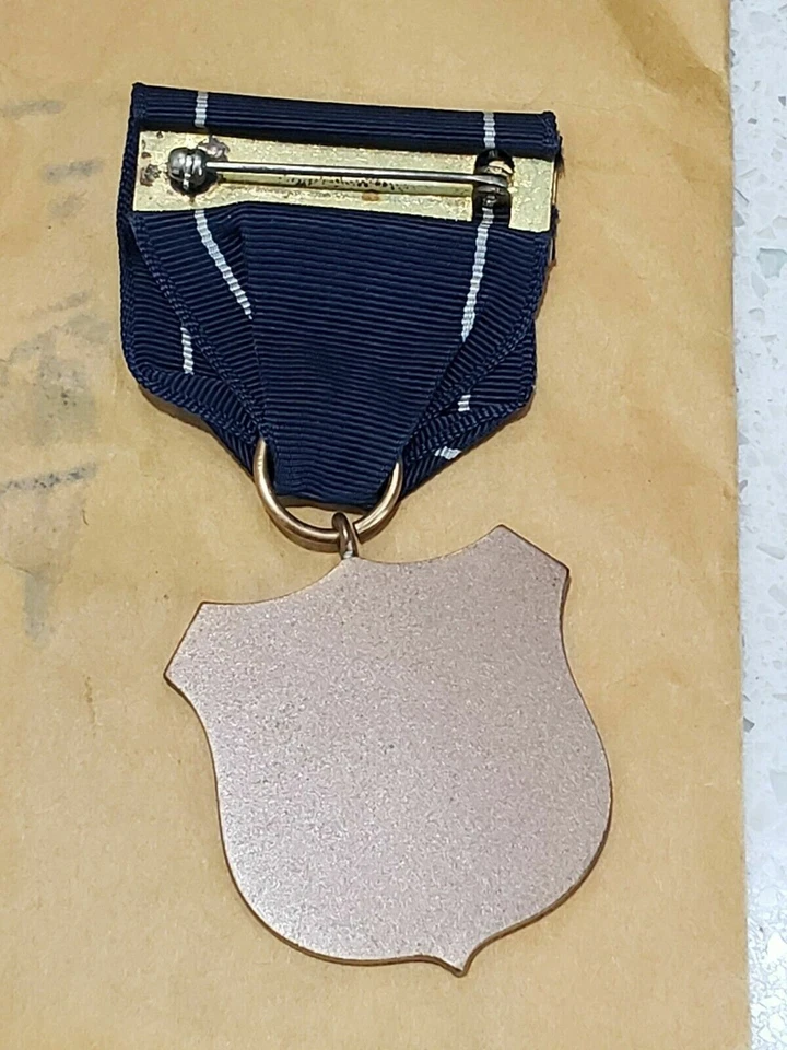 Medalla y cinta pistola experta de la Guardia Costera de Estados Unidos de colección Foto 2 de 2