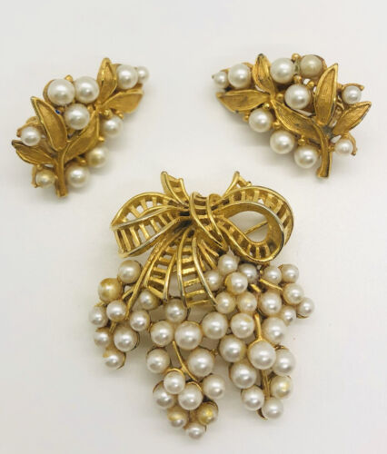 LISNER rhinestones and faux pearls brooch pin.