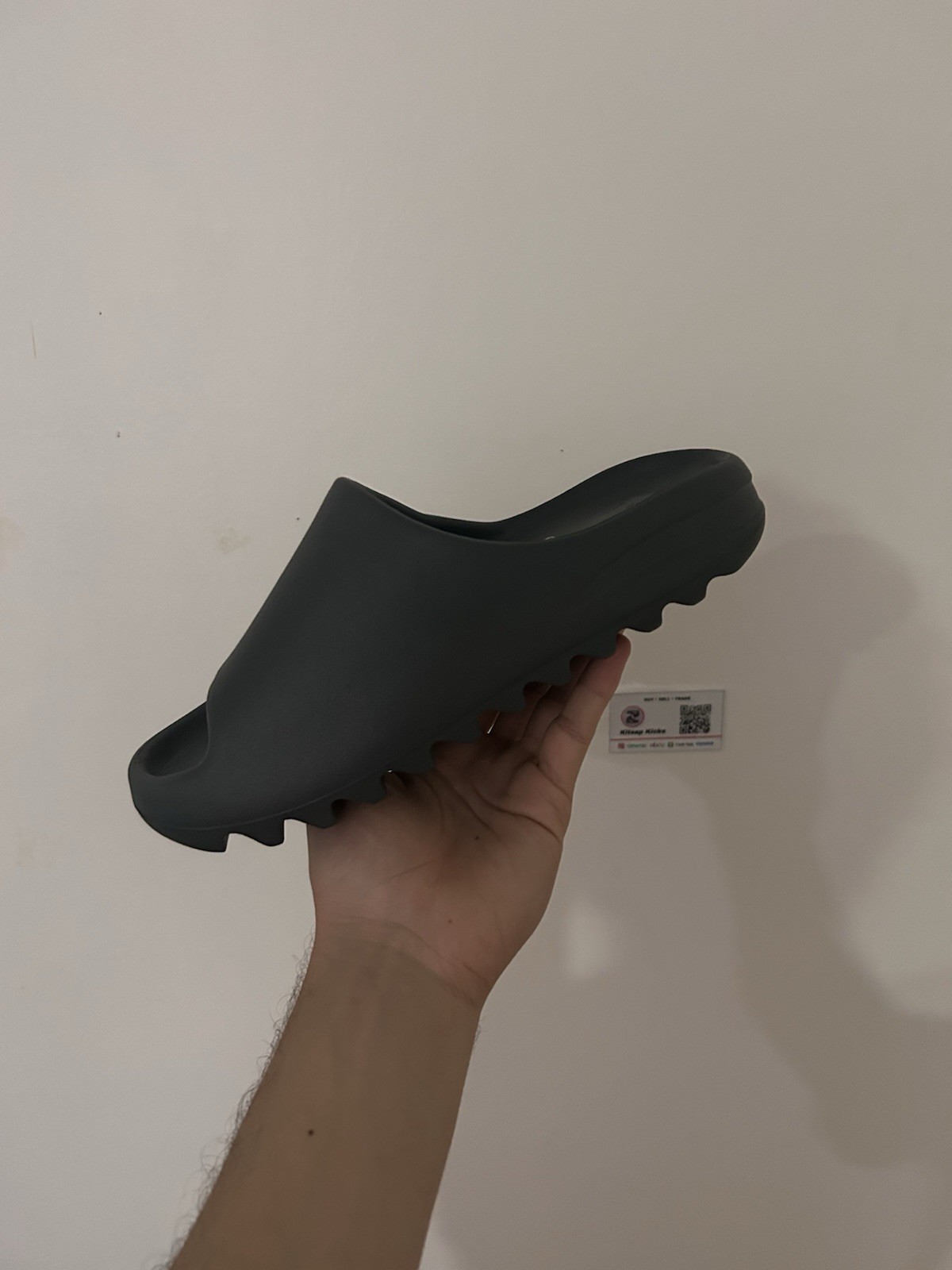 Size 8 Men’s Adidas Yeezy Slide Gray ID2350 thumbnail 3