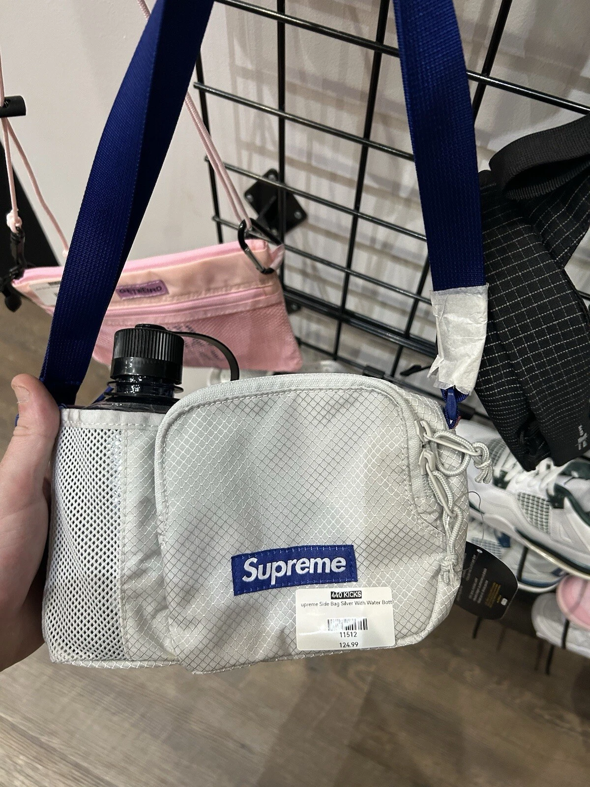 Sac latéral Supreme argent avec bouteille d'eau
