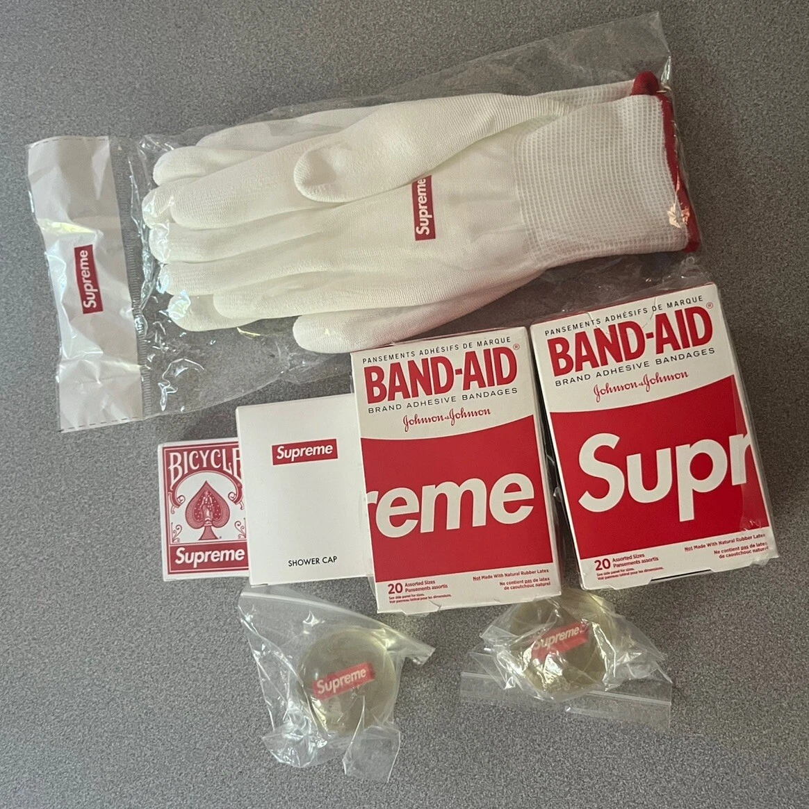 Lot d'accessoires Supreme   balles gonflables, bonnet de douche, gants de travail, cartes, aide à bande