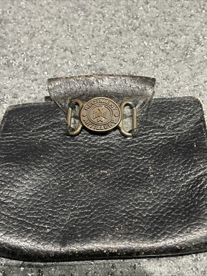 Seltene braune Ledertasche ''Regiment Artillerie'' unsicher ob das Abzeichen eine Ergänzung ist