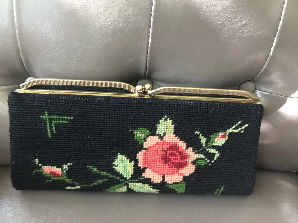Bolso de mano vintage años 60 negro hilo pesado bordado diseñado en delicadas rosas Foto 2 de 4