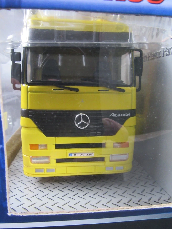 D715 WELLY 32282S-W China Mercedes Actros 1857 Tank Shell 1/32 New +Box - Image 2 of 4