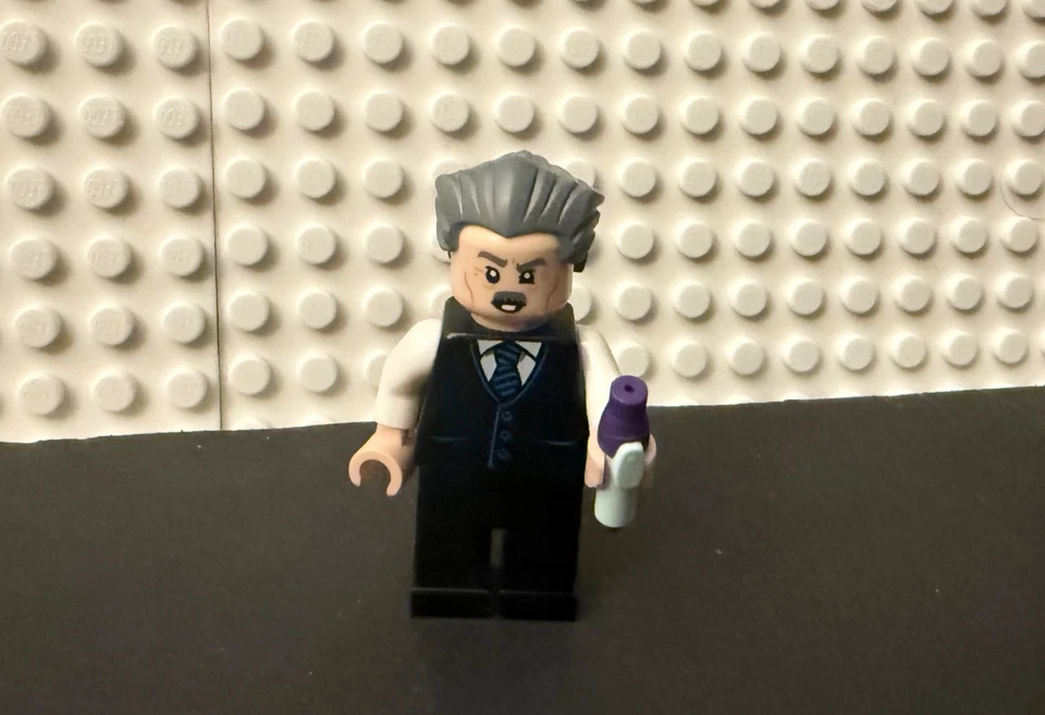 LEGO  Marvel Spiderman Daily Bugle J Jonah Jameson Minifigure - 76178  SHO710 - Image 4 of 4