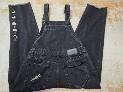 Disturbia Latzhose Damen schwarz Denim Schmetterling bestickt 32 x 27 verstellbar - Bild 4 von 10