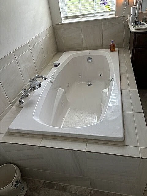 OASIS 72" GINEBRA HUESO CHORRO BAÑERA #3672 TRG-270 0ND, CON HERRAJES M0EN Foto 2 de 4