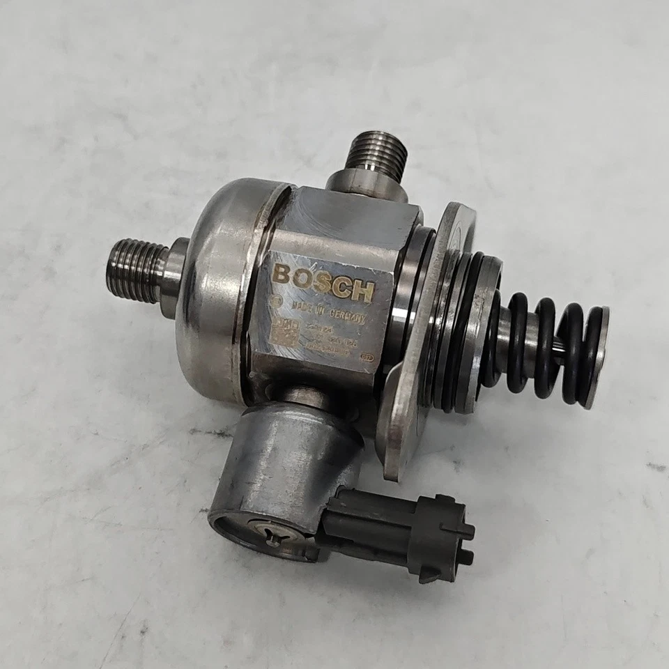 Bomba de combustible de alta presión Bosch apta para Cadillac CTS STS 2008-2011 3,6 L V6 12626234 Foto 2 de 4