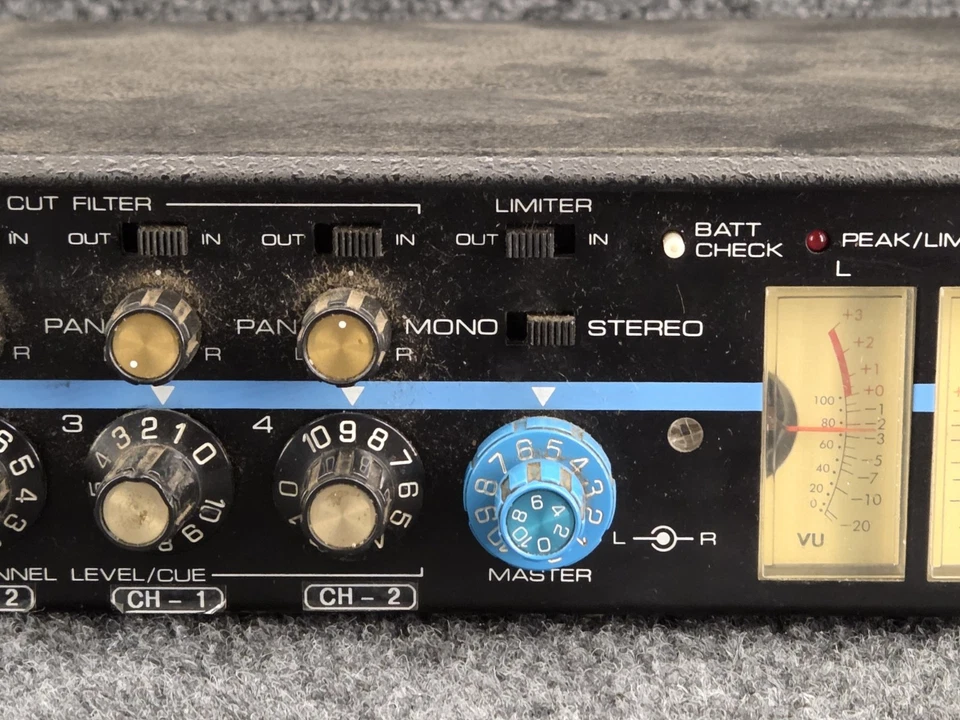 Shure FP42 4-input 2-Output Broadcast Stereo Microphone Mixer - Image 3 of 4