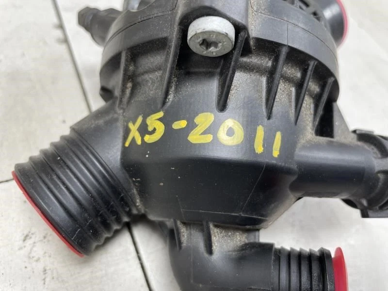 2011 BMW X5 35iX TERMOSTATO com CARCAÇA FABRICANTE DE EQUIPAMENTO ORIGINAL+ - Imagem 3 de 4