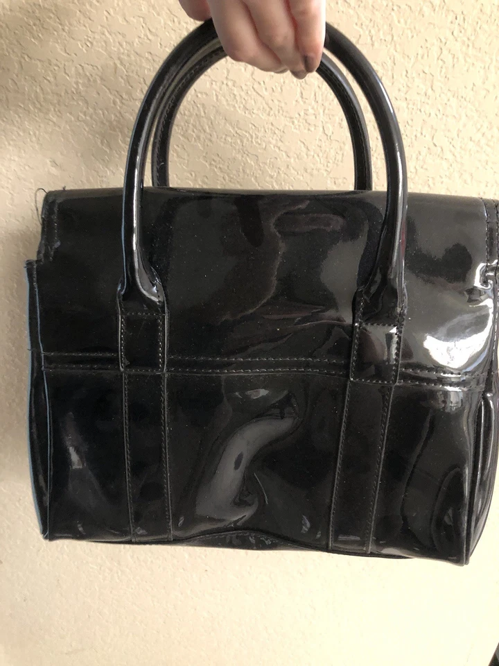 Cartera negra morera para target charol RARA con dije de corazón y herrajes dorados Foto 4 de 4