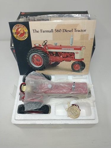 ERTL Precision Series Farmall 560 Diesel Tractor 1/16 w/ Box, Medallion & Book - Picture 7 of 13