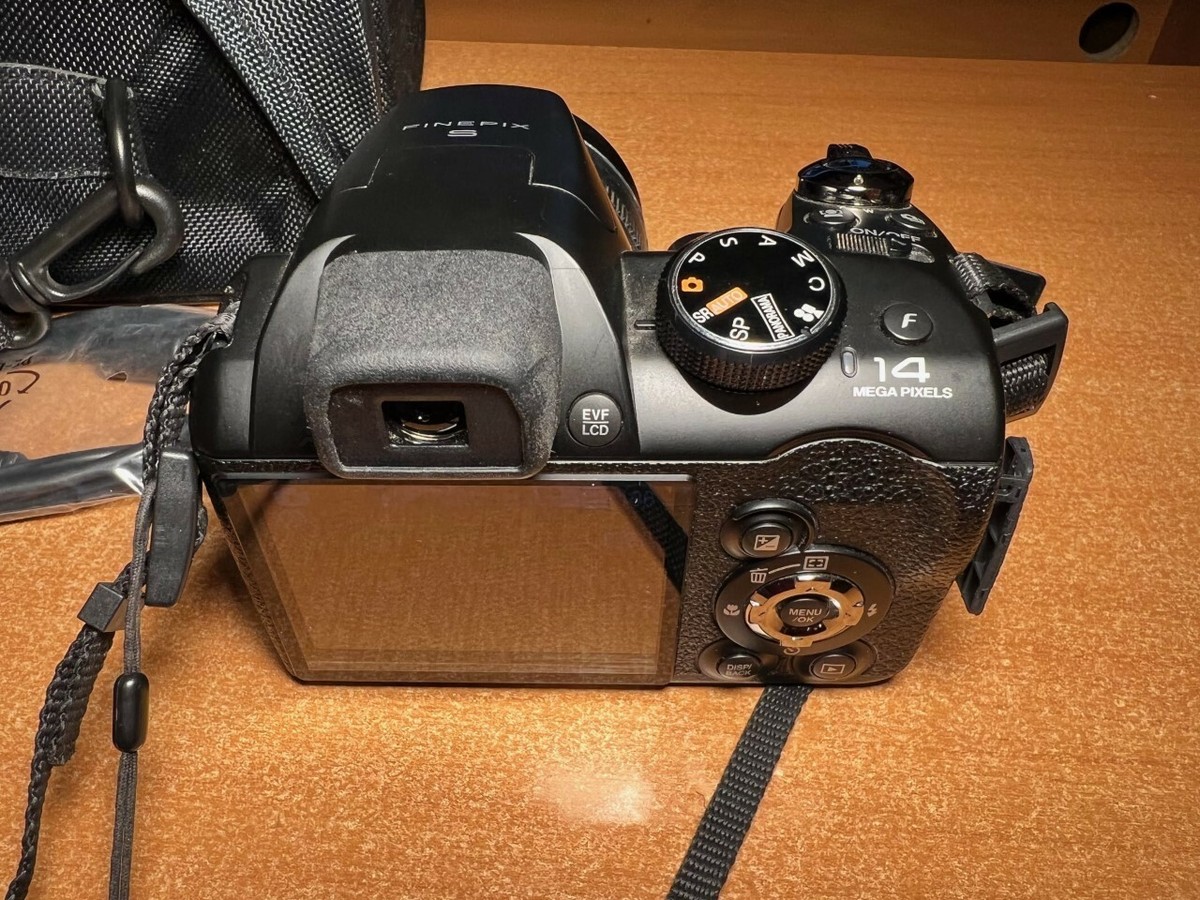 Fujifilm FinePix S4500 14.0MP Digital Camera + Card + Case
