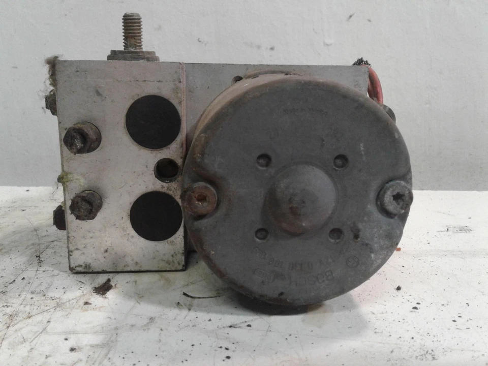 Conjunto de bomba y motor ABS usado se adapta a: Saturn serie L 2002 grado de montaje Foto 3 de 4