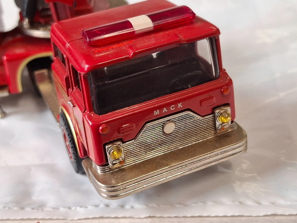 Corgi. (China) Mack Aeriel Fire Truck American la France rot - Bild 3 von 4