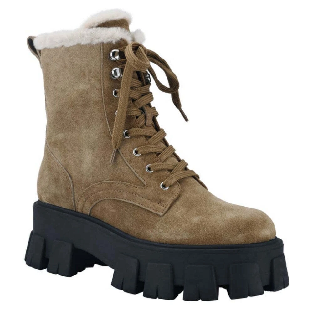 Define boots with the cheap fur