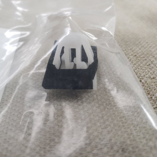 HYUNDAI LOT OF THIRTYSEVEN (37) OEM 87716F2500 ROCKER MOLDING RETAINER CLIPS eBay