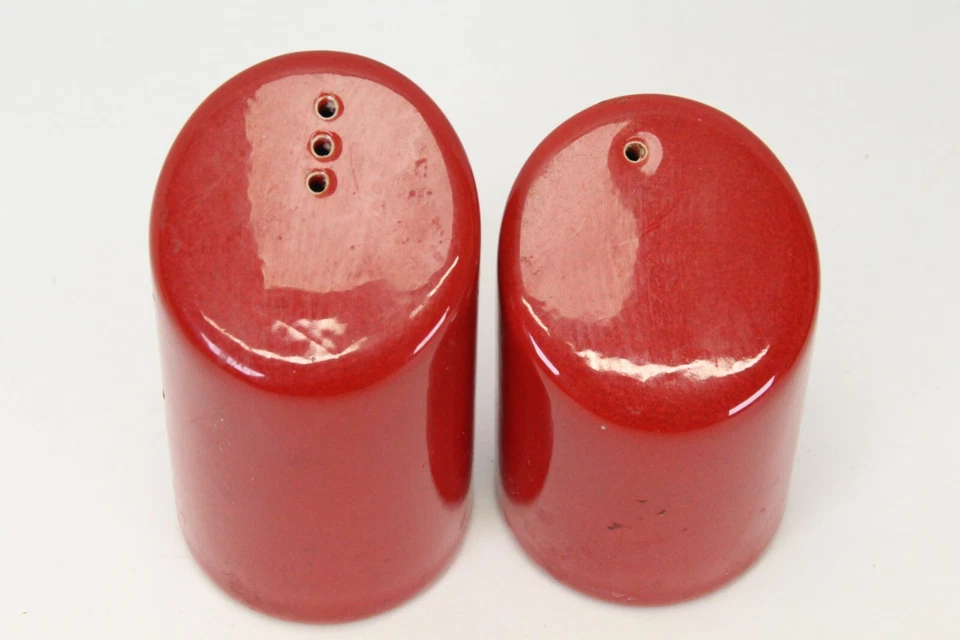 Juego de saleros y pimenteros rojos sólidos Waechtersbach 3 orificios 3,75" H y 1 orificio 3,2" H Foto 2 de 3