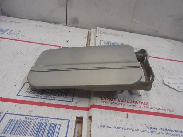 Puerta del tanque de gasolina Mercedes 300D W123 turbo diésel plateada Foto 2 de 4