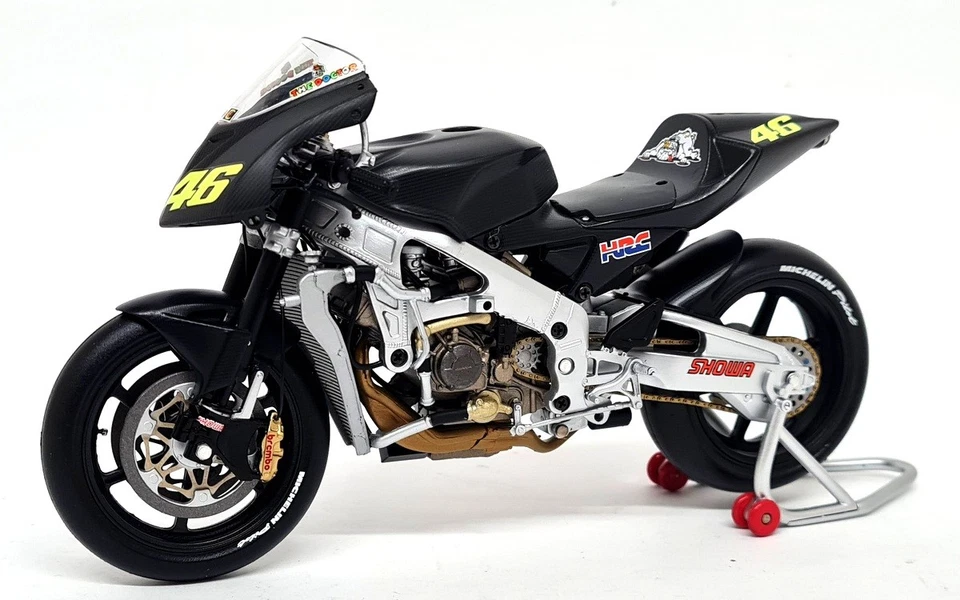 Minichamps 1/12 Honda RC211V 2002 Valentino Rossi Pre Season Test Motorbike - Image 4 of 4