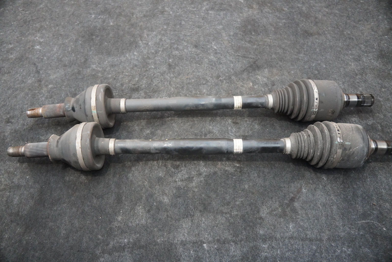 Set 2 Rear Left Right CV Axle Shaft 670005454 Maserati Quattroporte M156 2014-16