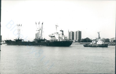 St vincent Mv Mattheos L & british tug sun anglia off woolwich 1998 ship photo
