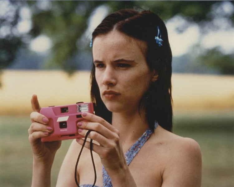 Juliette Lewis Kalifornia 1993 holding pink camera Vintage 8x10