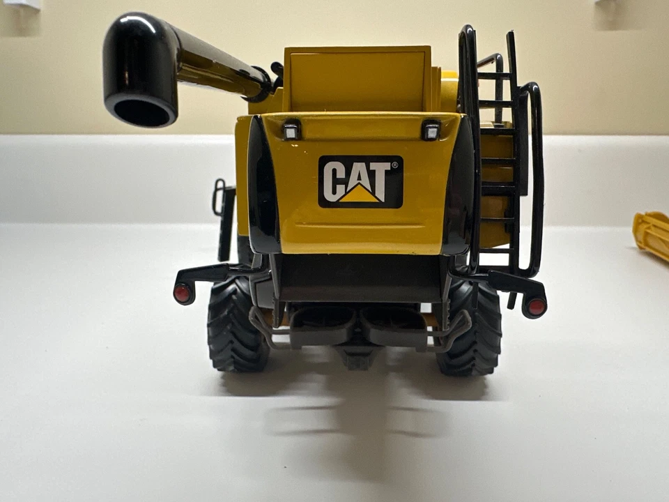 Cat Lexion 590R Combine Harvester with Corn Head and MaxFlex Grain Head 1/32 - Image 4 of 4