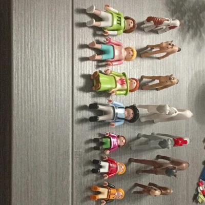 PLAYMOBIL lot figurines avec chevaux et accessoires barrières, arbre, décor - Photo 1/3