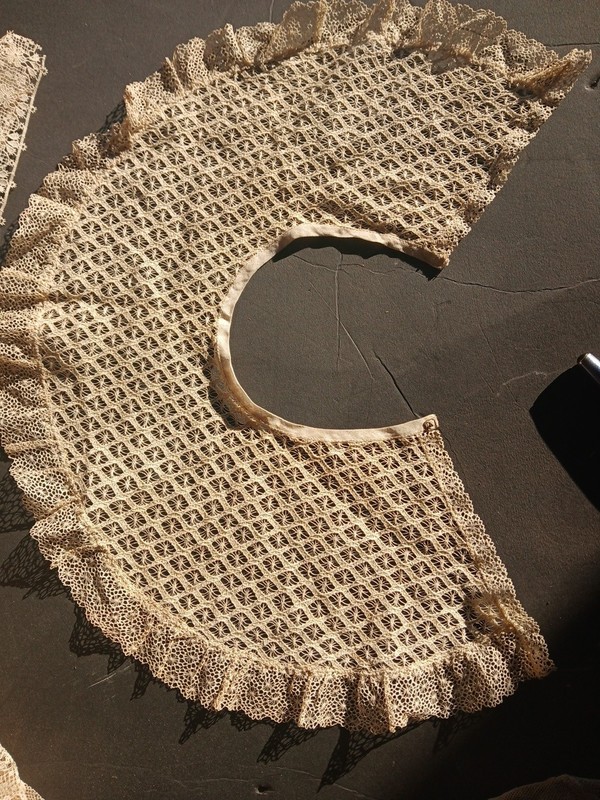 ORNATE LARGE SIZE 19TH CENTURY FRENCH LACE COLLAR FOR DRESS